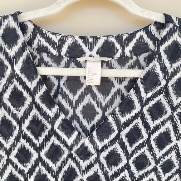H&M Women's Top Black & White Geometric Print V-Neck Blouse Size L - Picture 2 of 7